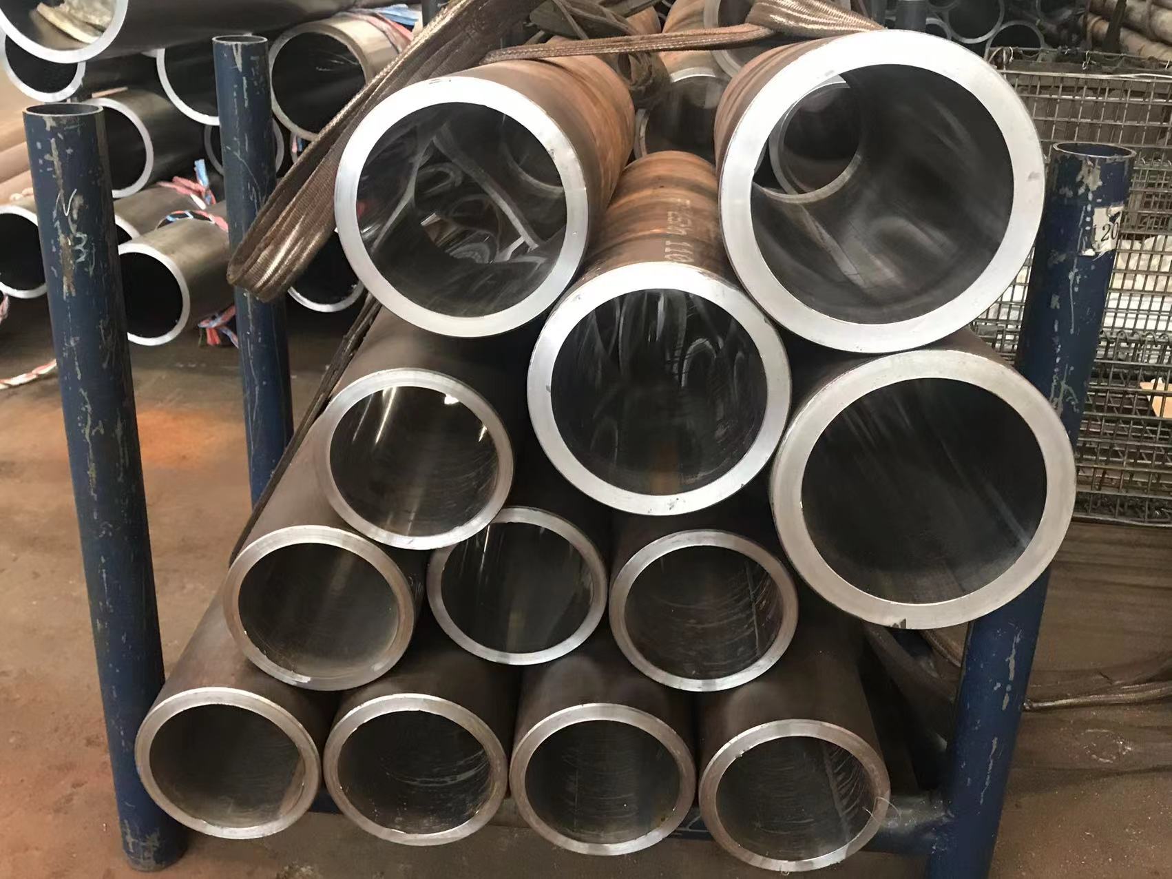 碳素钢油缸管和不锈钢油缸管在性能和应用上有哪些区别？